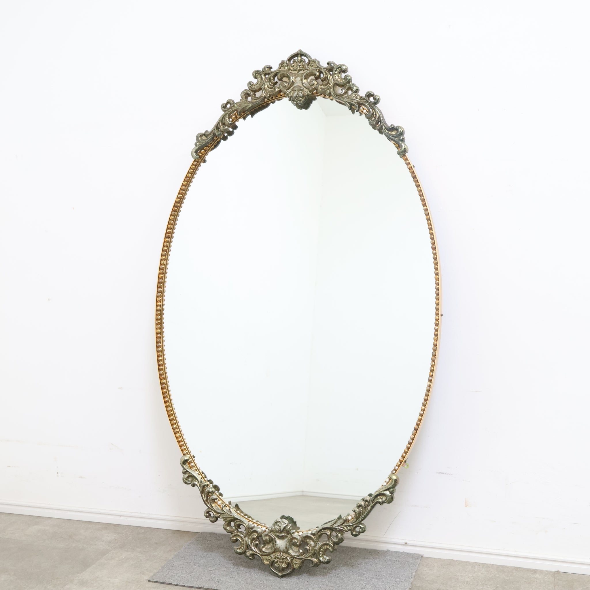 アイアンフレームのウォールミラー