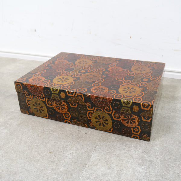 和柄模様の木製道具箱