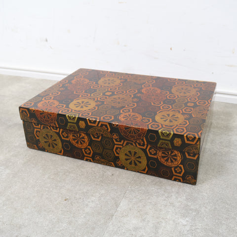 和柄模様の木製道具箱