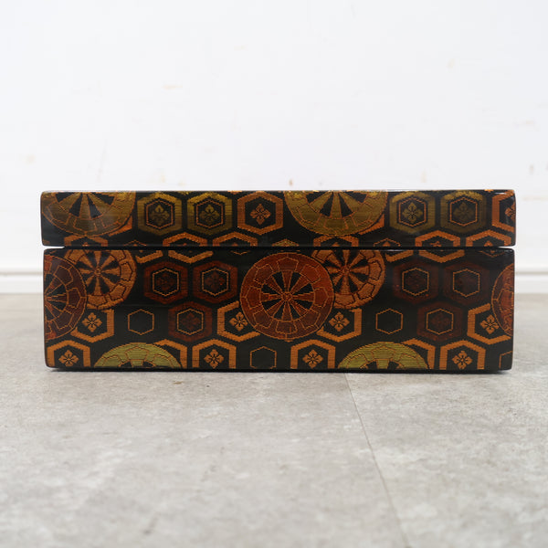 和柄模様の木製道具箱