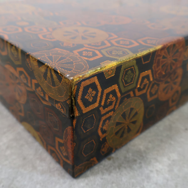 和柄模様の木製道具箱