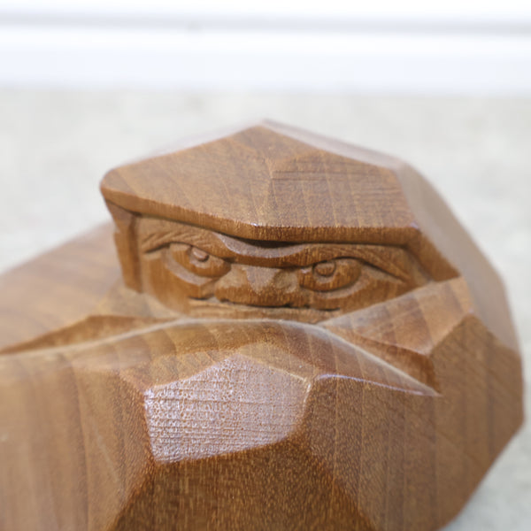 ヘタリ達磨の木彫り像