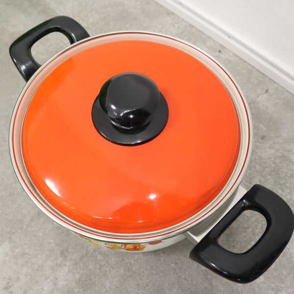 オレンジ際立つレトロポップな両手鍋