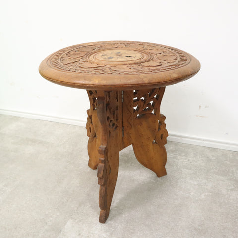 木彫りが特徴的なミニテーブル・プランタースタンド