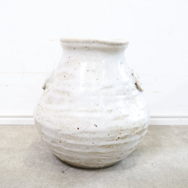 白釉が印象的な陶器の花器・フラワーベース