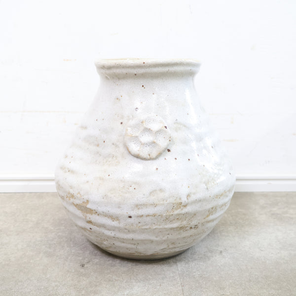 白釉が印象的な陶器の花器・フラワーベース
