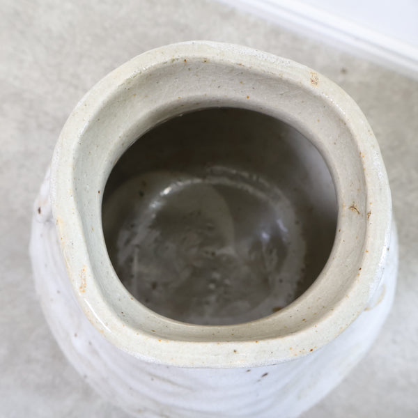 白釉が印象的な陶器の花器・フラワーベース