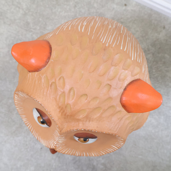 フクロウをモチーフにした陶器製オブジェ