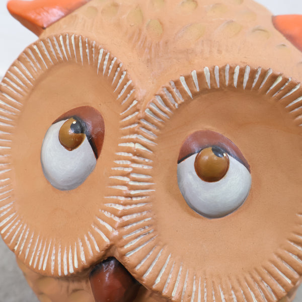フクロウをモチーフにした陶器製オブジェ