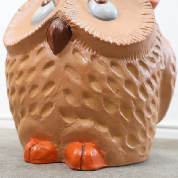 フクロウをモチーフにした陶器製オブジェ