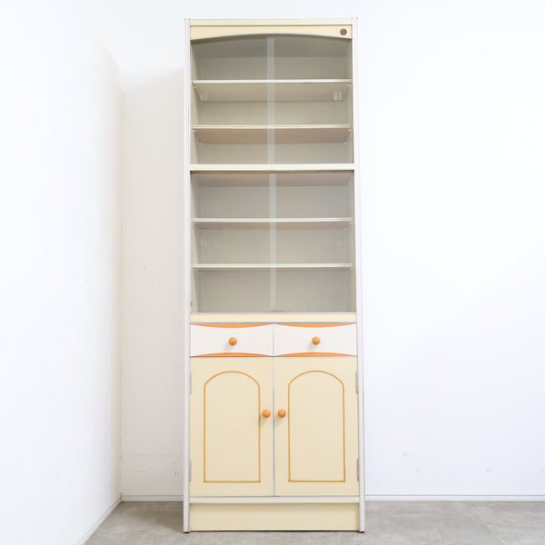 アイボリーのレトロなキャビネット・食器棚