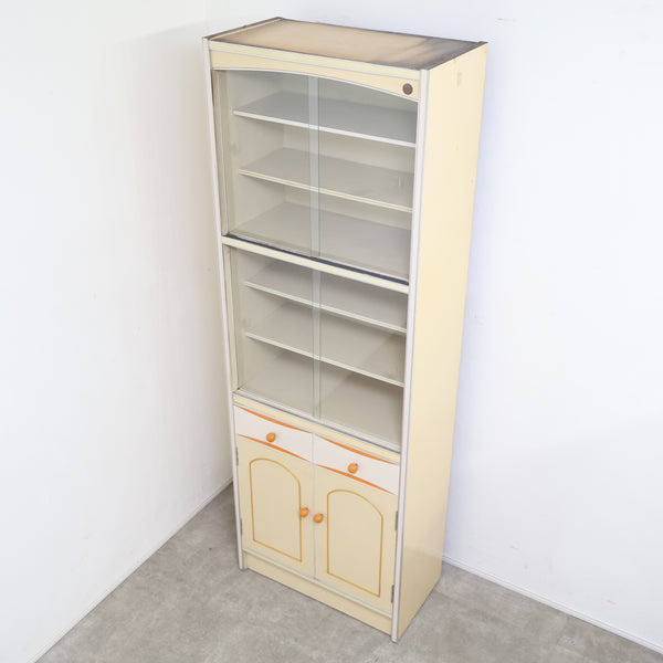 アイボリーのレトロなキャビネット・食器棚