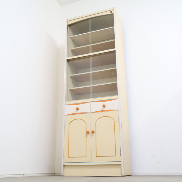 アイボリーのレトロなキャビネット・食器棚