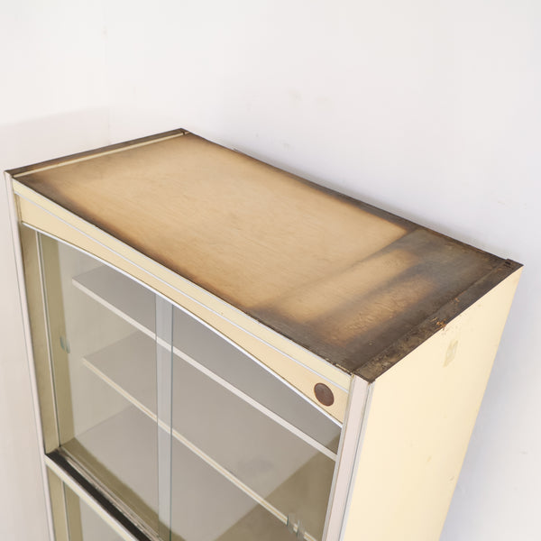 アイボリーのレトロなキャビネット・食器棚