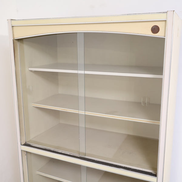 アイボリーのレトロなキャビネット・食器棚