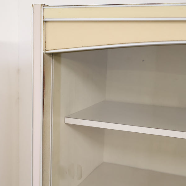 アイボリーのレトロなキャビネット・食器棚