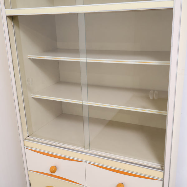 アイボリーのレトロなキャビネット・食器棚