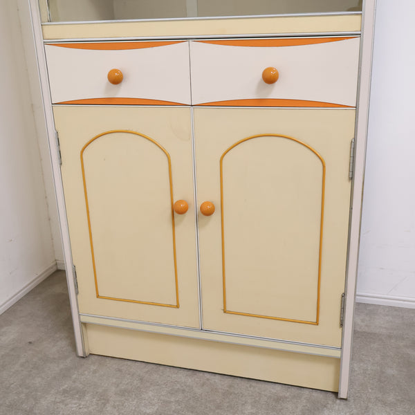 アイボリーのレトロなキャビネット・食器棚