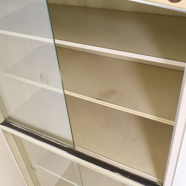 アイボリーのレトロなキャビネット・食器棚