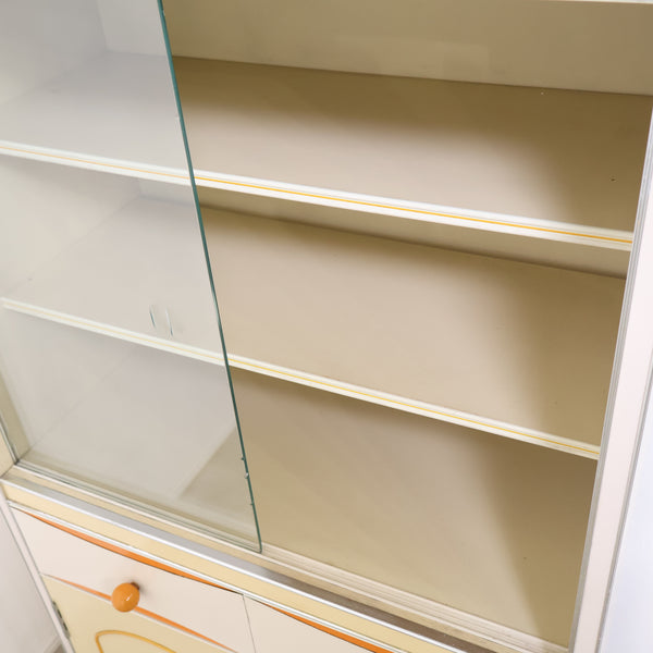 アイボリーのレトロなキャビネット・食器棚