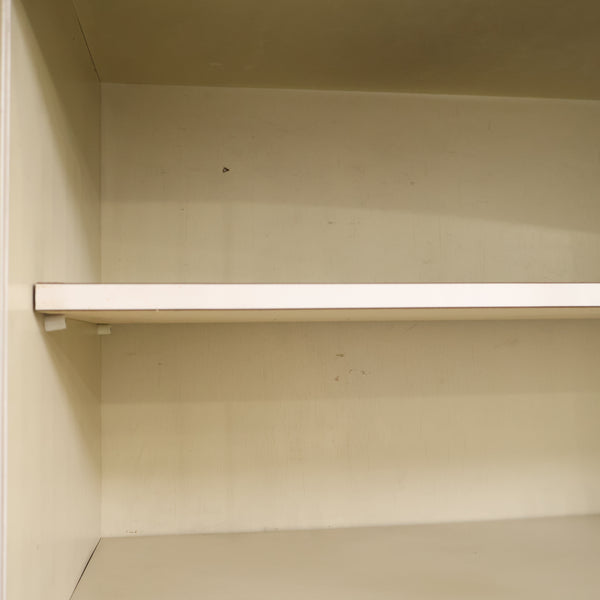 アイボリーのレトロなキャビネット・食器棚