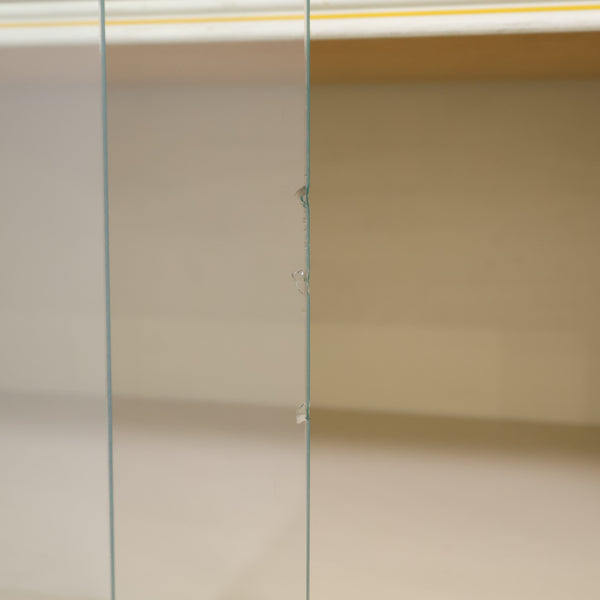 アイボリーのレトロなキャビネット・食器棚