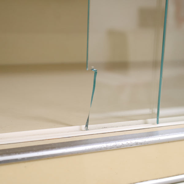 アイボリーのレトロなキャビネット・食器棚