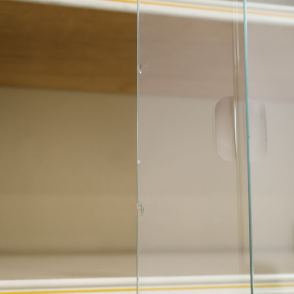 アイボリーのレトロなキャビネット・食器棚