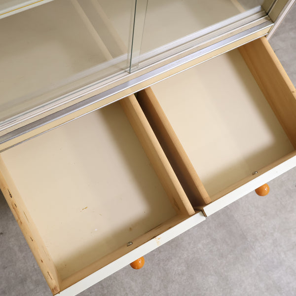 アイボリーのレトロなキャビネット・食器棚