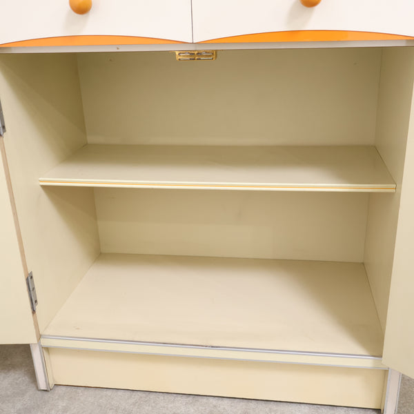 アイボリーのレトロなキャビネット・食器棚