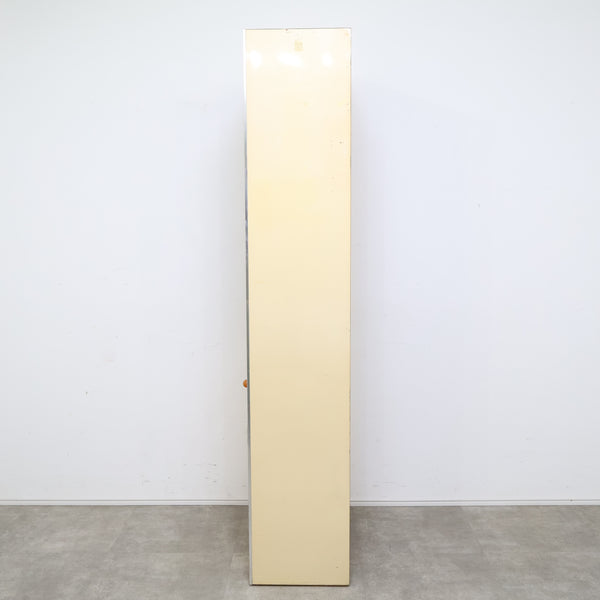 アイボリーのレトロなキャビネット・食器棚