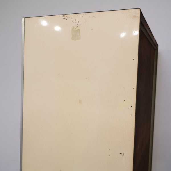 アイボリーのレトロなキャビネット・食器棚