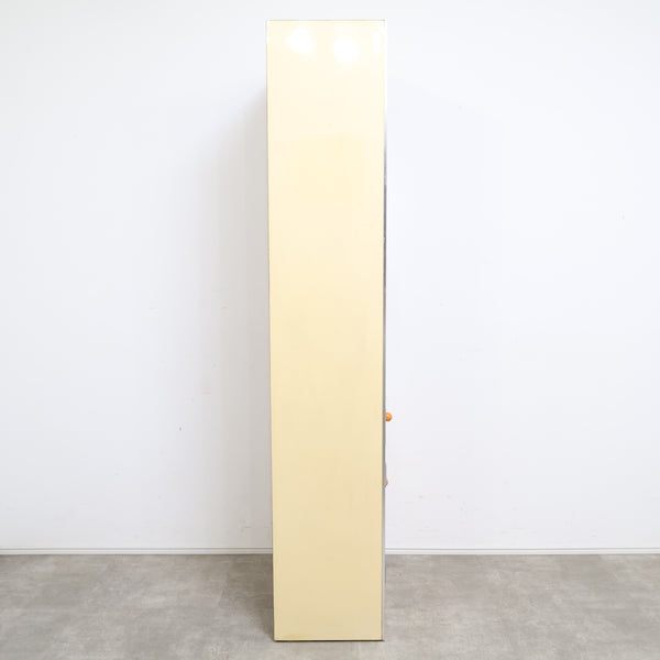 アイボリーのレトロなキャビネット・食器棚