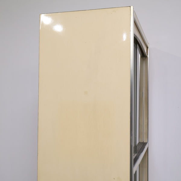 アイボリーのレトロなキャビネット・食器棚