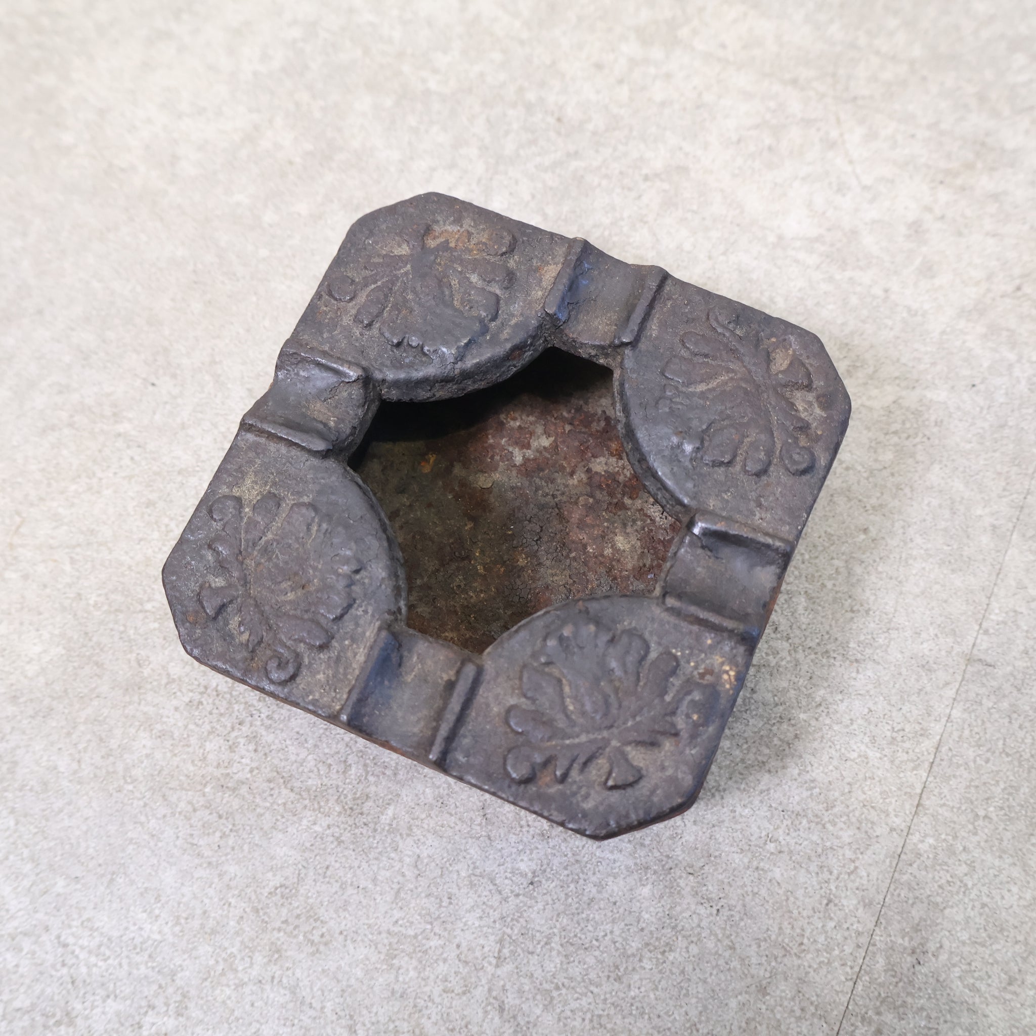 鉄製の古い灰皿