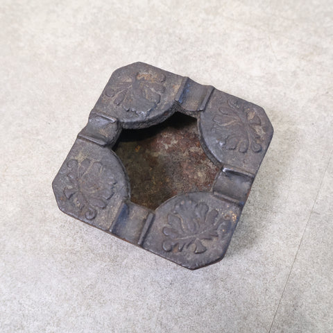 鉄製の古い灰皿