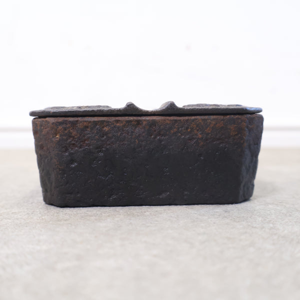 鉄製の古い灰皿