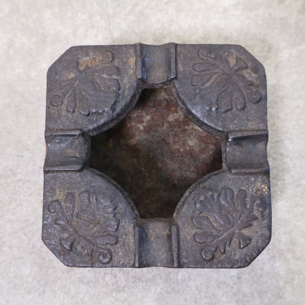 鉄製の古い灰皿