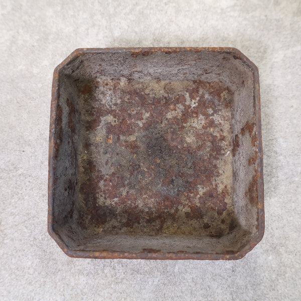 鉄製の古い灰皿