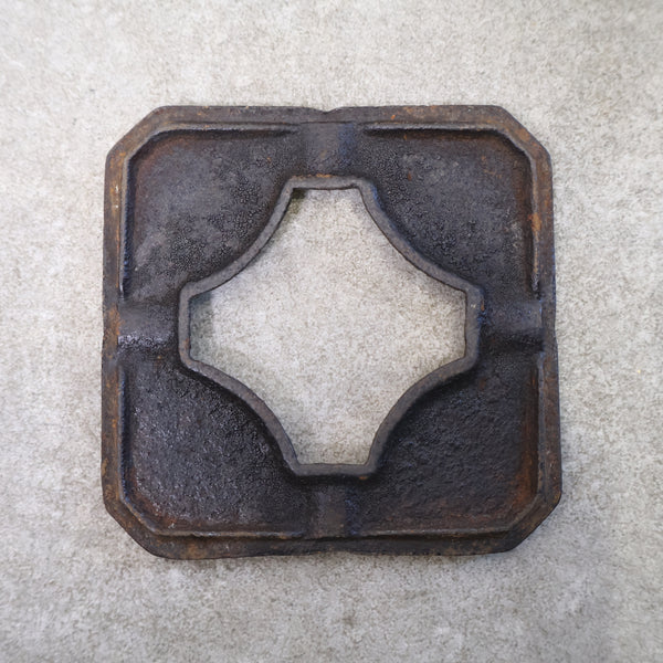 鉄製の古い灰皿