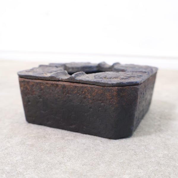 鉄製の古い灰皿