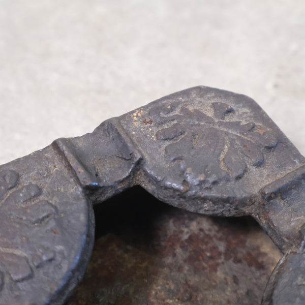 鉄製の古い灰皿