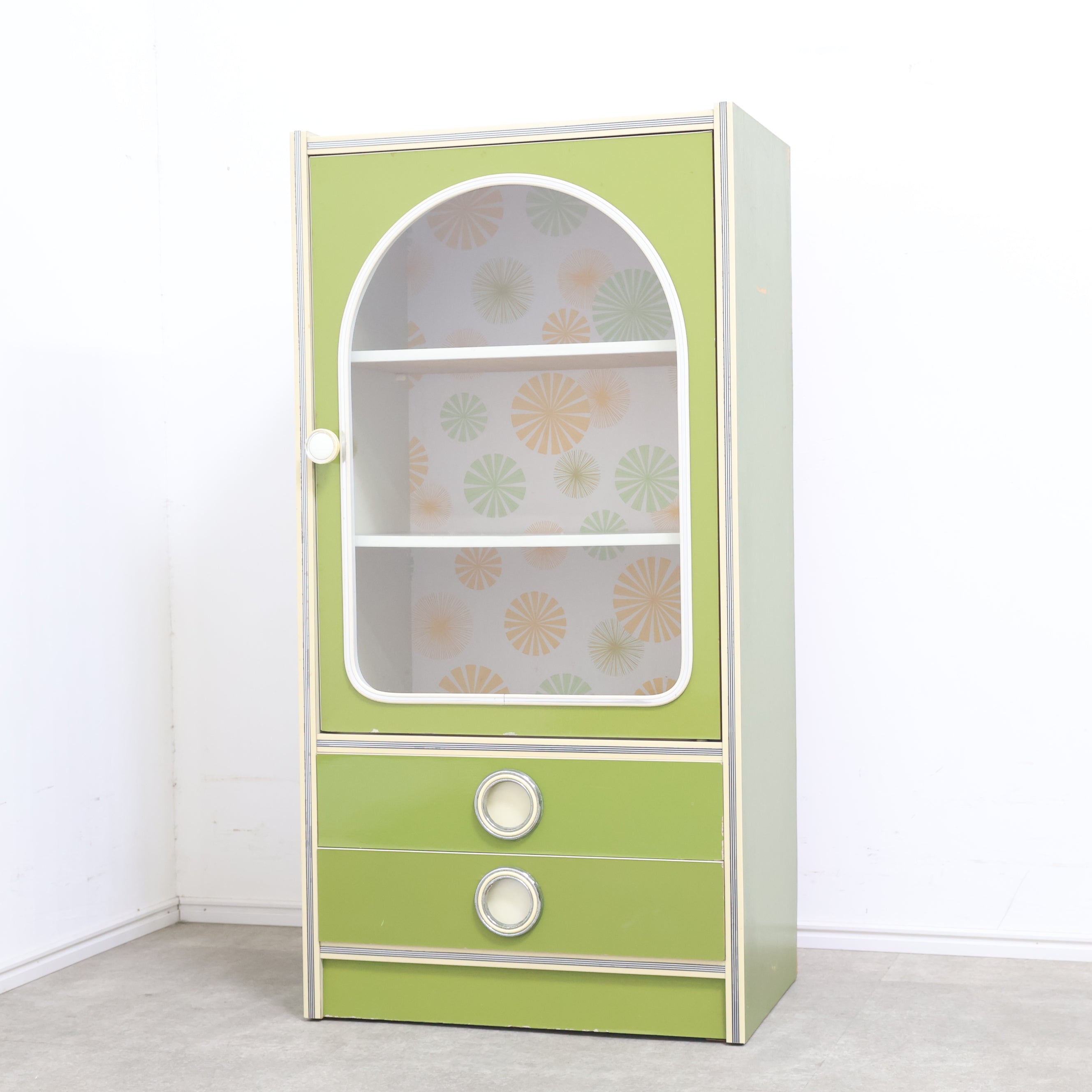 【昭和レトロ】緑色のガラス扉付きキャビネット グリーンカラーがレトロ可愛いガラス扉キャビネット – バナル