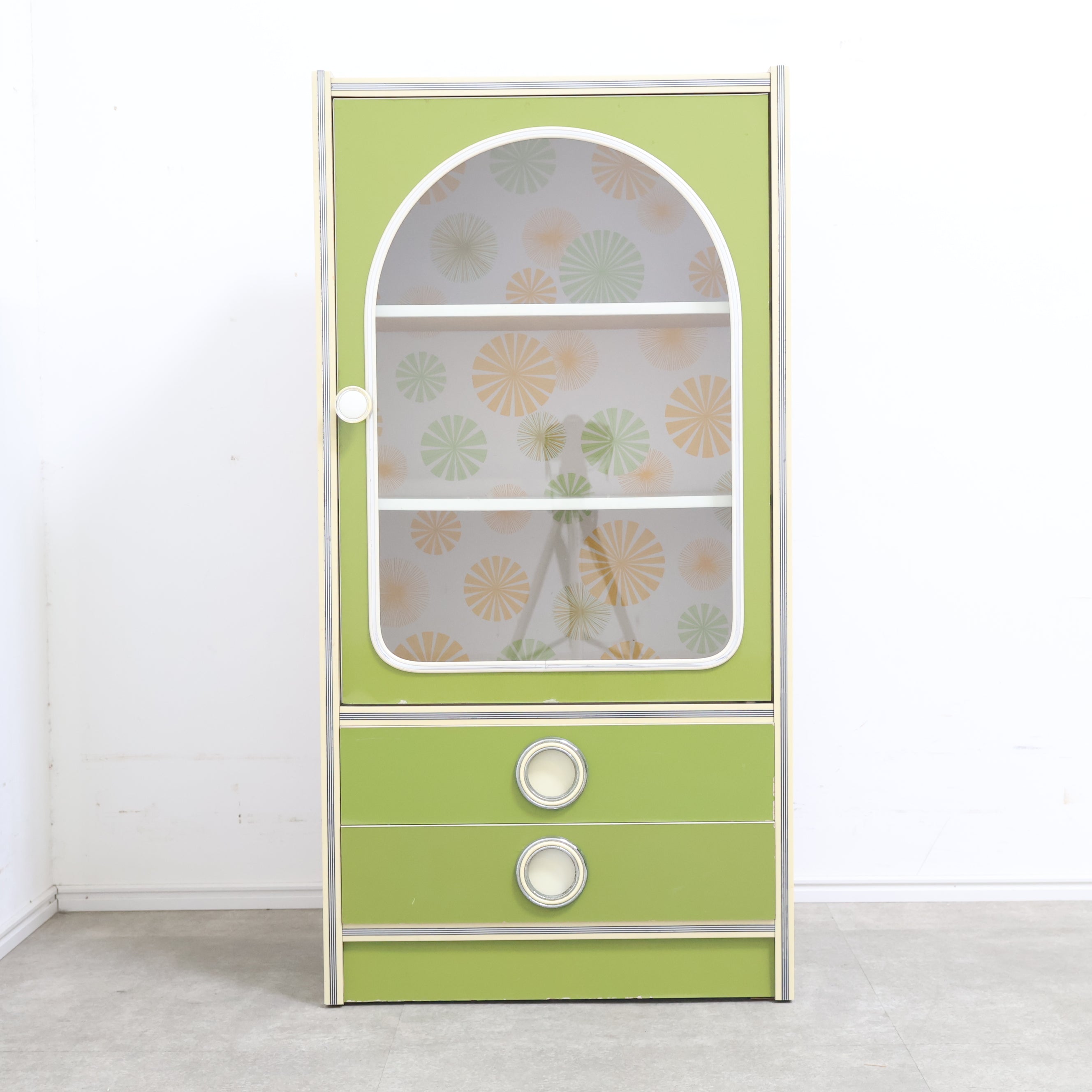 グリーンカラーがレトロ可愛いガラス扉キャビネット – バナル