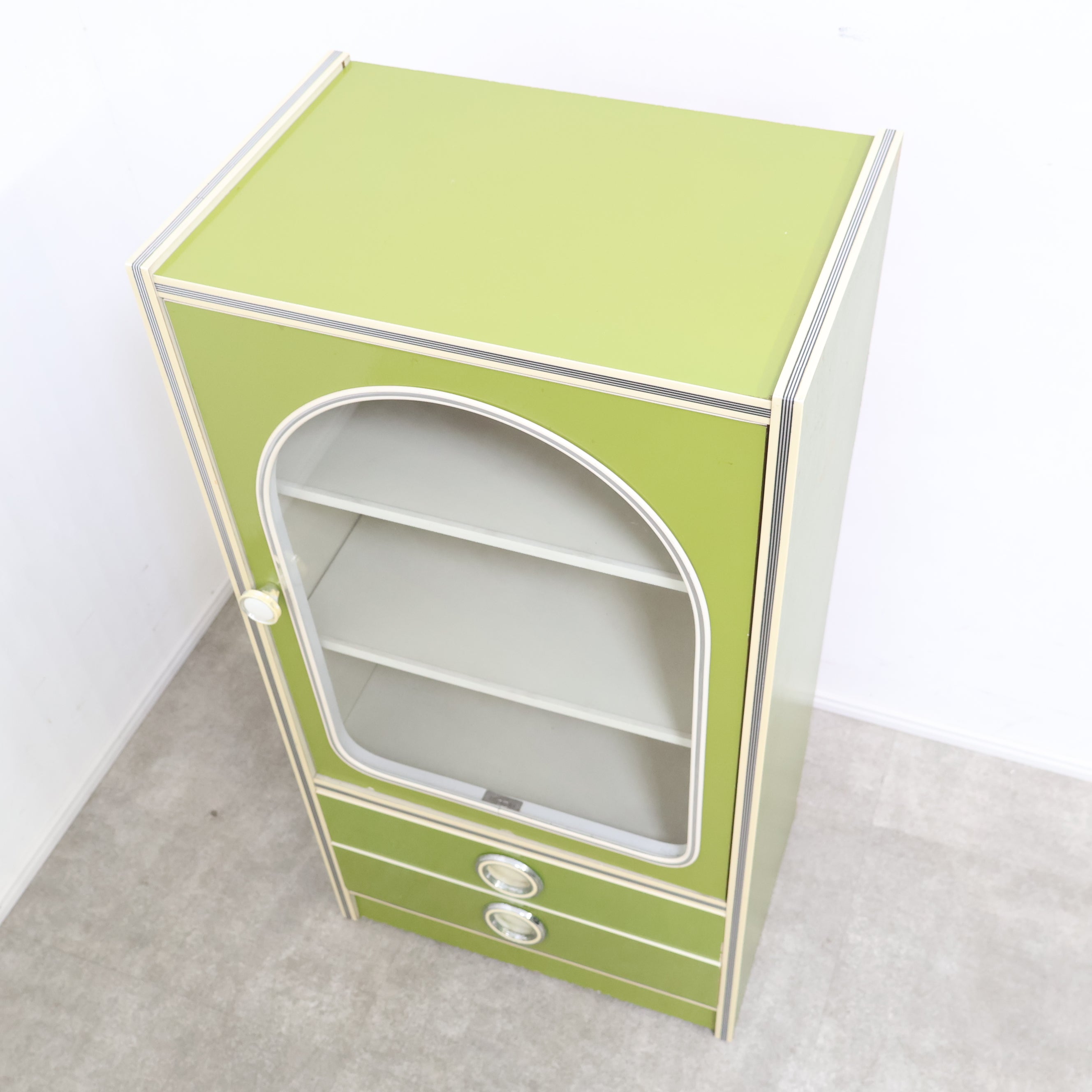 グリーンカラーがレトロ可愛いガラス扉キャビネット – バナル