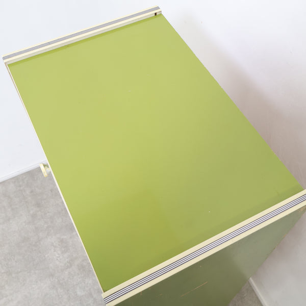 グリーンカラーがレトロ可愛いガラス扉キャビネット