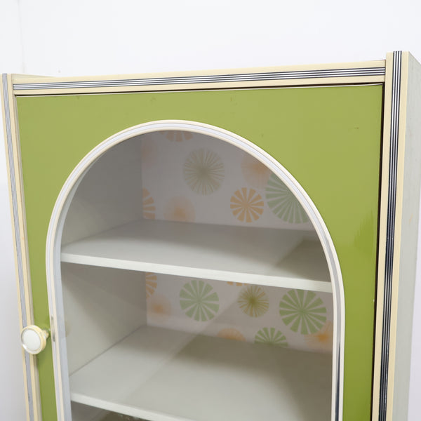 グリーンカラーがレトロ可愛いガラス扉キャビネット