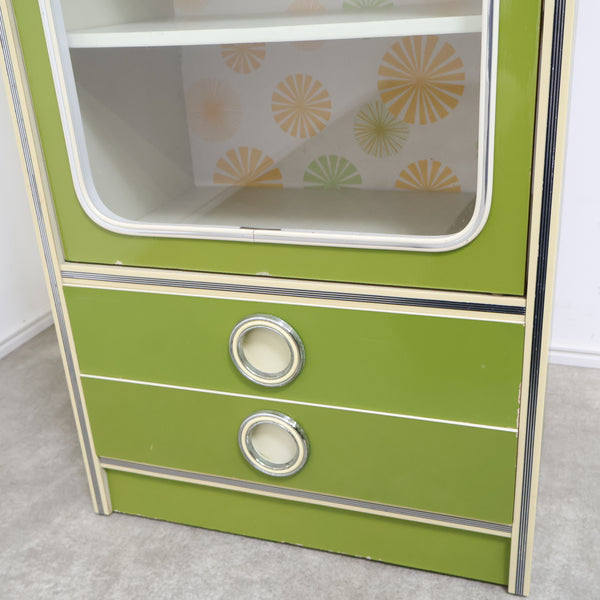 グリーンカラーがレトロ可愛いガラス扉キャビネット