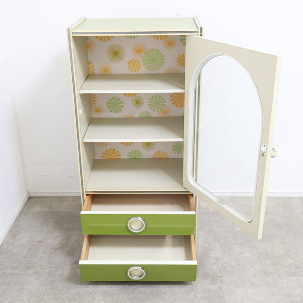 グリーンカラーがレトロ可愛いガラス扉キャビネット