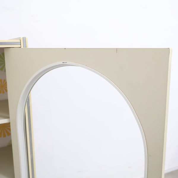 グリーンカラーがレトロ可愛いガラス扉キャビネット